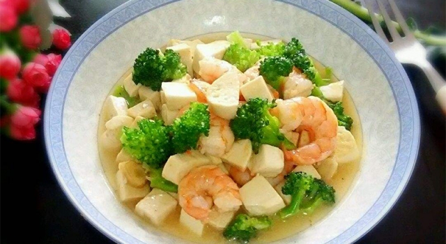 咸鲜爽口的豆腐虾仁 吃不腻的家常美味