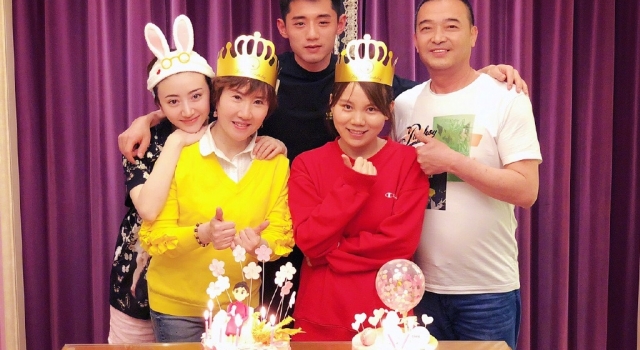 景甜为妈妈庆生张继科现身 网友:两人是好事将近吗?