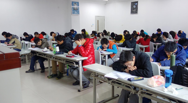 大学考试允许带一页小抄 学生苦抄2万字后:还不如闭卷