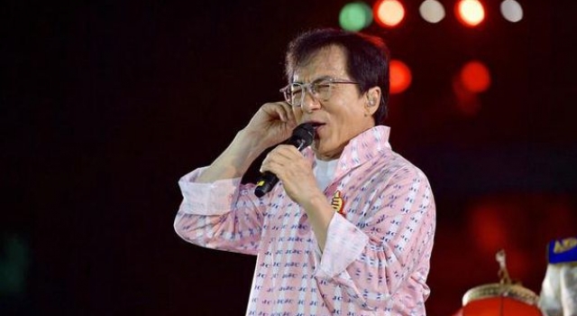 成龙批小鲜肉片场玩手机 坦言想把名字点出来
