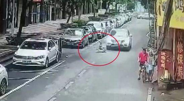 男童玩扭扭车遭碾死 细节曝光十分悲惨 谁的责任?