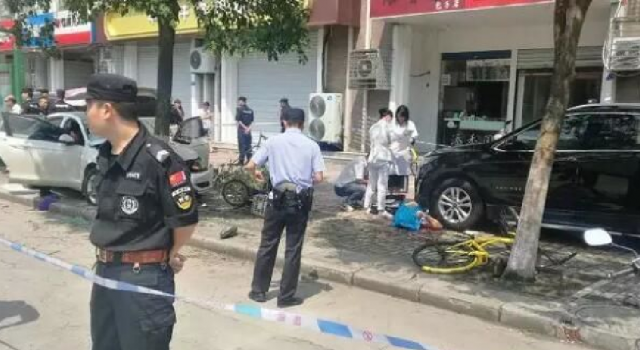 南京男子当街行凶直击现场(图)凶手为何要这么做?