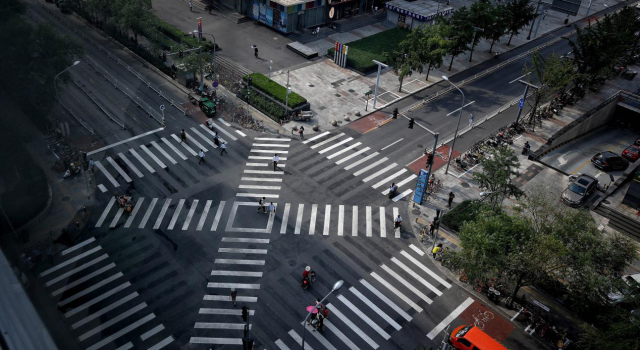 中国第一个全向十字路口亮相北京 行人可直接斜穿马路