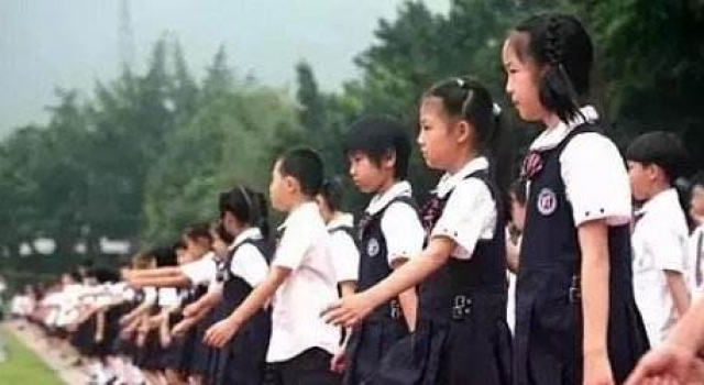 杭州小学万元校服合理吗 校方如何回应天价校服?谁来监管?