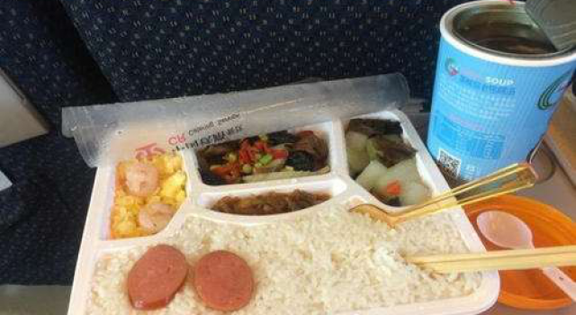高铁40元盒饭发霉怎么吃?吃完上吐下泻这样的能过质检?