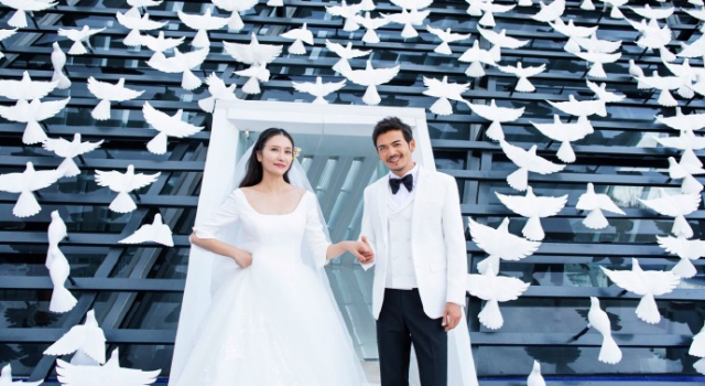 杨烁婚礼浪漫举行,小包总走红后不忘当年承诺