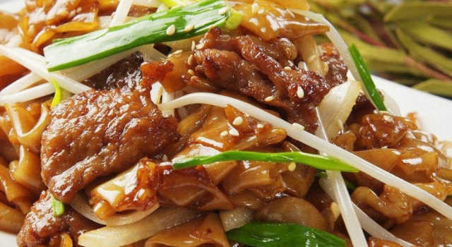 国庆上高速卖炒粉怎么回事?瓦罐车旁炒粉心真宽!