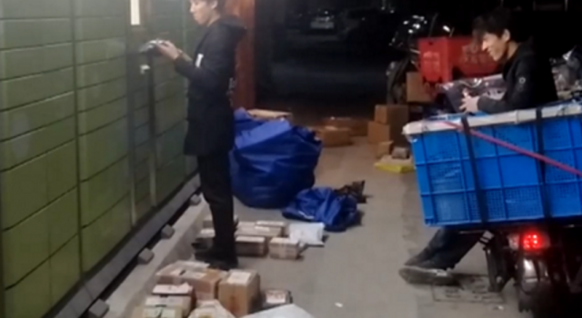 快递熬夜抢快递柜怎么回事?凌晨两点还在等?谢谢你们
