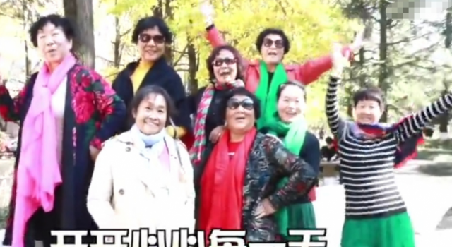 带20套衣服30条围巾拍照 有时间了就该忙着美!