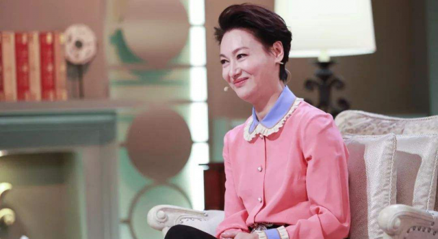 惠英红首谈初恋,坦言还在等待,笑容十分温柔