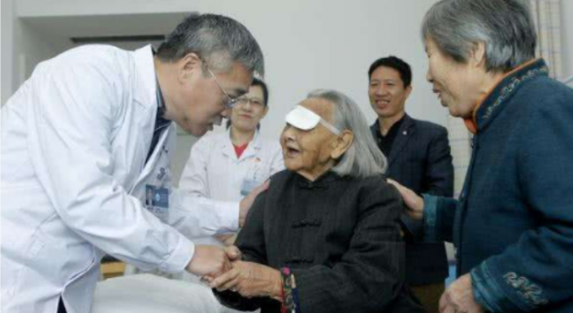 106岁白内障手术怎么回事?百岁老人做全国罕见手术成功