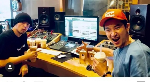 周杰伦开始录新歌 晒出录音照 周董终于玩够要出新专辑