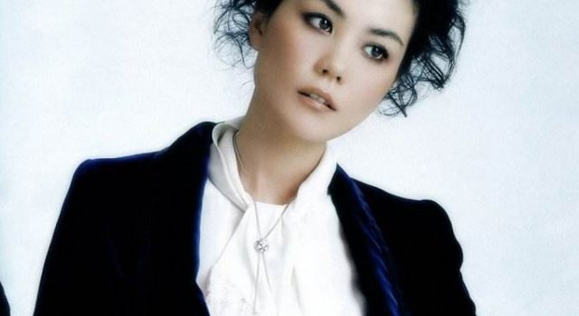 王菲带李嫣外出 母女俩气场全开 天后范十足!
