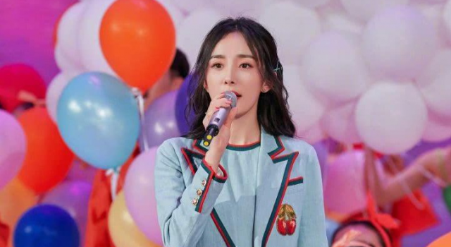 关晓彤美腿吸睛 杨幂声音好甜 五四晚会不要太吸引人