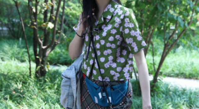 郑爽和妈妈同框 清爽夏季装 露出一双细长的美腿