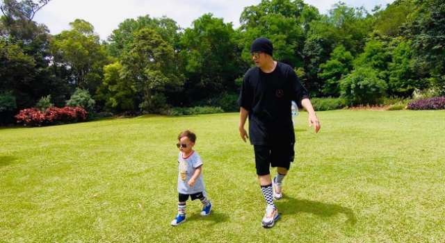 周杰伦与儿子散步 父子俩惊现神同步 走出巨星气场!