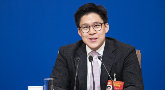 郭晶晶变装为老公庆生 霍启刚戴爆炸头套放飞自我