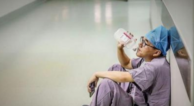 医生瘫坐老婆病房 连做4台手术 孩子在新生儿科抢救