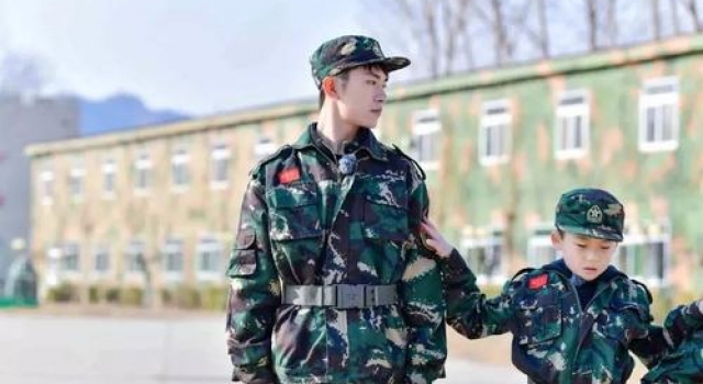 易烊千玺迟到一年的军训 粉丝欠你一个鼓励 赶紧补上