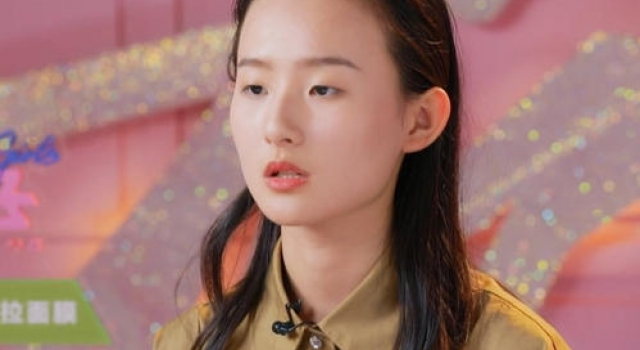 杨超越情商超高大赞龙丹妮 表情呆萌逗笑全场