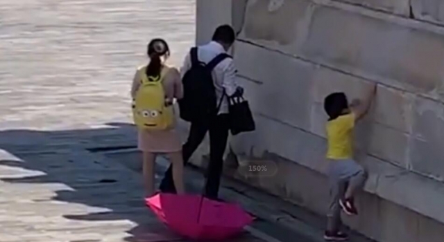 男子故宫内小便 身边还带着妻儿 网友:不觉得丢人吗?