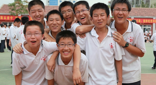 全班为骨折女孩从4楼搬到1楼 那些忘不掉的校园回忆