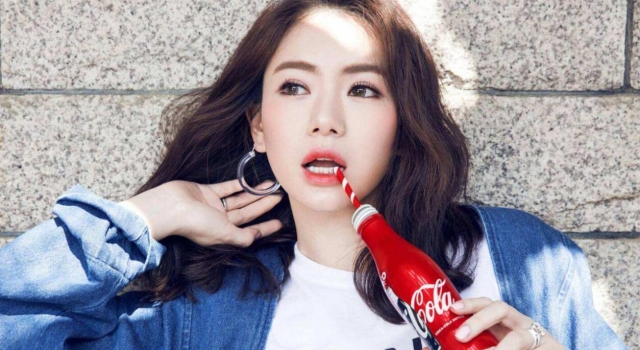 戚薇lucky一模一样 同款翻白眼 网友:戚薇基因太强大