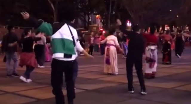 张艺兴跳广场舞 中二舞魂燃烧的瞬间 不愧是人体节拍器