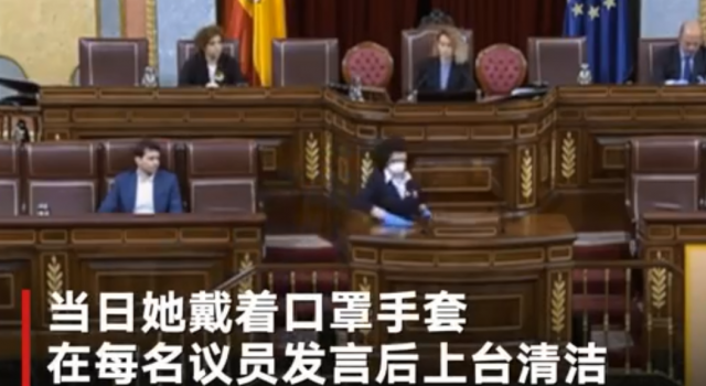 议员讲完话清洁阿姨立刻擦桌 意外在网上走红