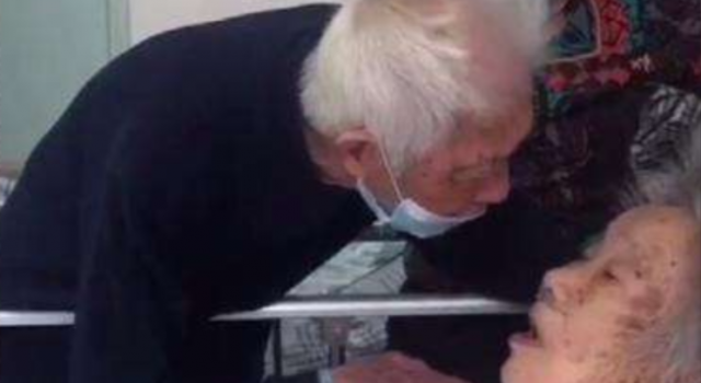 97岁奶奶不肯吃药急哭99岁爷爷 网友:什么神仙爱情