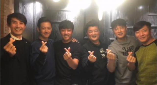 赵达任重晒22年来同学聚会,帅小伙都变大叔,两人发展大不同
