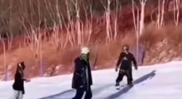 陈伟霆滑雪场录综艺被粉丝偶遇,装扮十分严实,网友:在逃蜡像