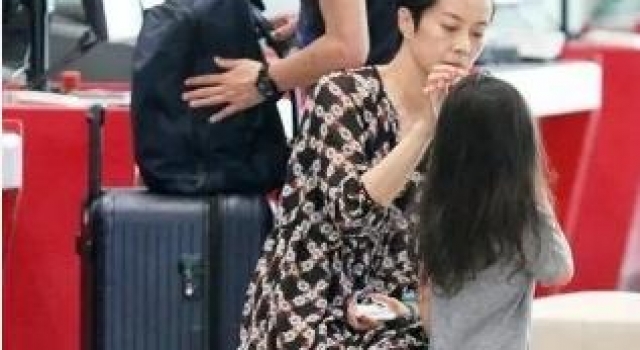 重组家庭也幸福,罗嘉良娶小12岁娇妻,一家出行一个比一个时尚