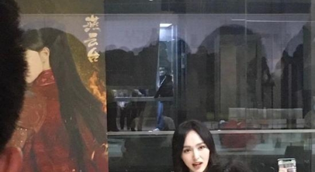 唐嫣生图好美!37岁不似孩子妈,大腿仅手臂粗,鞋大到不成比例