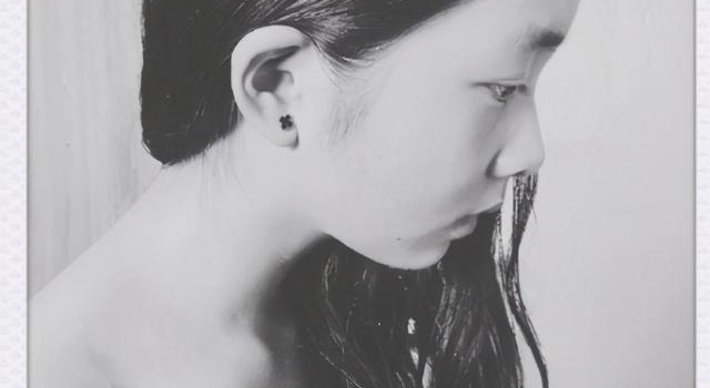 黄多多发照片秀自己侧脸,意外曝光耳钉价格,36400元太奢侈