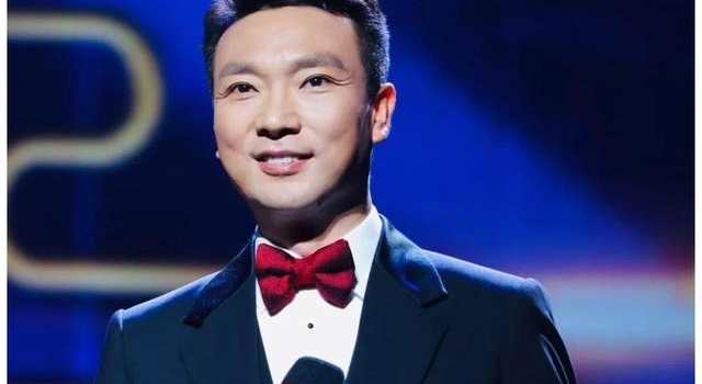康辉妻子也是央视同行,端庄大方穿衣低调,气质却不输董卿