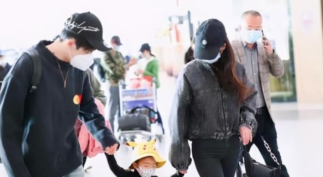 颖儿一家三口好甜,穿着休闲秀完美大长腿,这骨感身材女生都羡慕