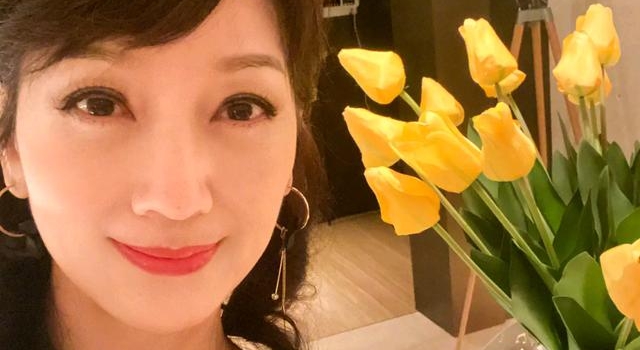 昔日天仙白娘子,今日66岁被喊“赵奶奶”,与老公同框像两代人