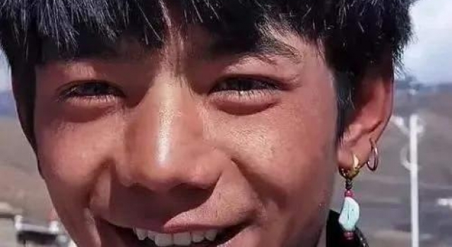 丁真被扒后开始删视频,摄像师回应有策划,选秀邀请没合同没授权