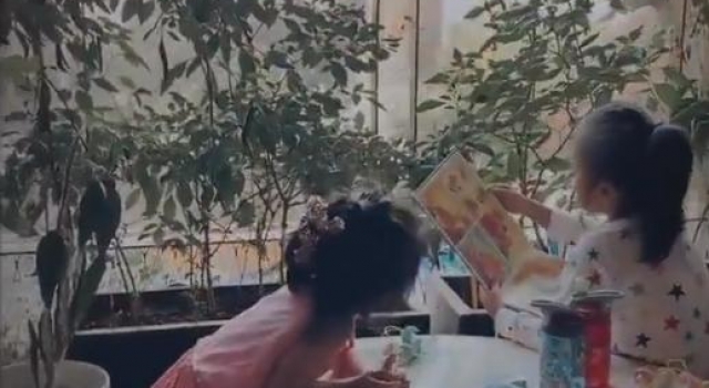 贾静雯晒女儿假日,波妞穿小裙打扮隆重听咘咘讲故事,直言很幸福