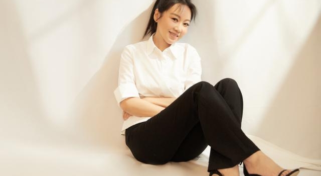 闫妮再次官宣新剧,阵容豪华是“顶配”,我却被女配秦牛正威圈粉