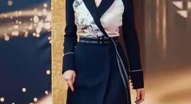 52岁周涛气质太优雅,穿中国风长裙涂红唇,尽显东方之美