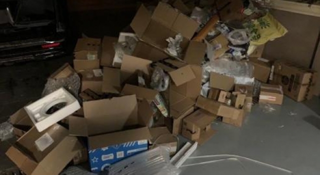 "富婆"伊能静晒900个快递盒,门口堆满垃圾,厕所装修太土豪