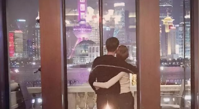 参观张翰上海的豪宅,都已经36岁的人了,客厅还放着两个大玩具
