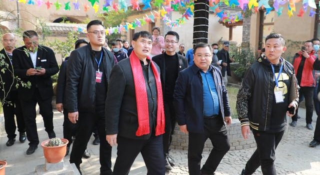 “大衣哥”朱之文参观游览“老家莫沟”