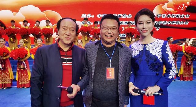 牛群冯巩:罕见在郓城县曲艺晚会合体,一个当主持一个还是说相声