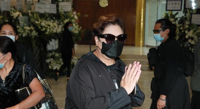 肥妈灵堂哀痛送别亡夫!古天乐 王祖蓝 张卫健送花牌致哀