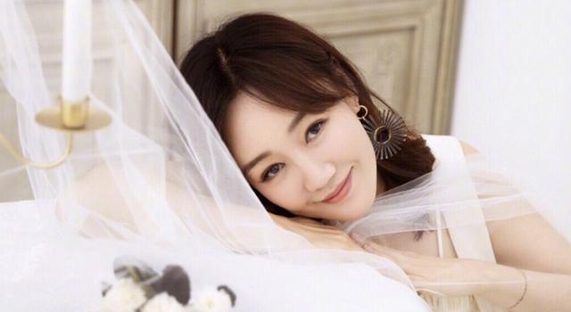 41岁薛佳凝终于想开了,穿亮片短裙秀美腿,飘纱长裙重回少女感