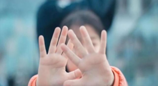 梅婷3岁女儿超市打人拒绝道歉,爸爸的做法,暴露育儿常见误区