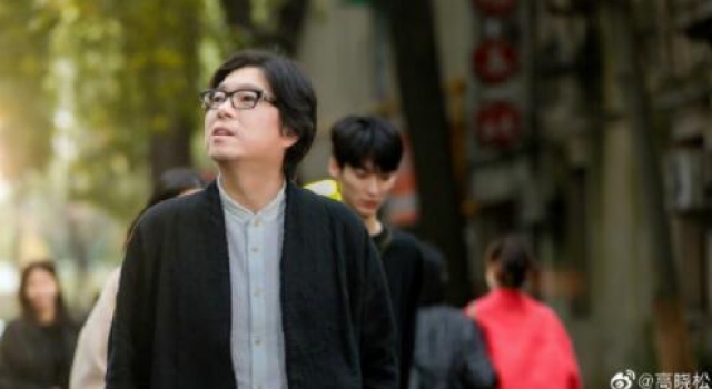 高晓松晒照称26天瘦了26斤 网友却关注其身后帅哥